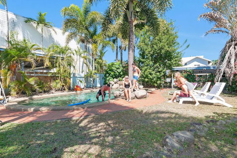 Reef Backpackers - Tourism Cairns 1