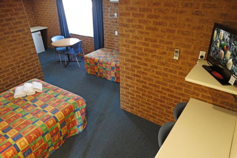 MAS Country Colonial Motor Inn - Tourism Cairns 1