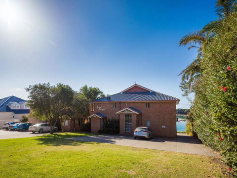 Grand Pacific 2 Unit 2 - Tourism Cairns 6