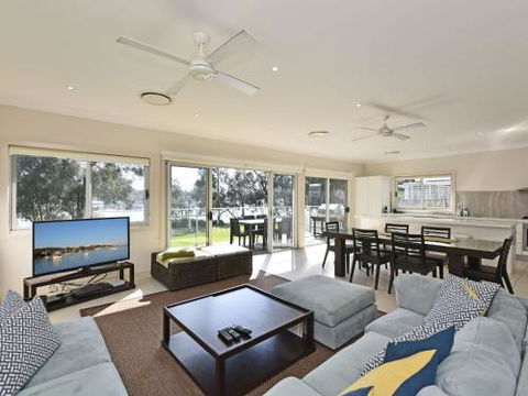 Wangi Lakehouse Renovated Lake Macquarie Lakefront Location - Tourism Cairns 6