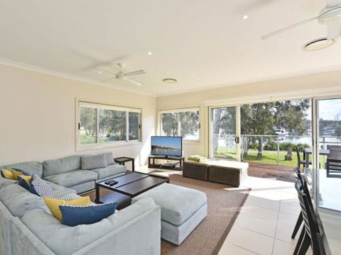 Wangi Lakehouse Renovated Lake Macquarie Lakefront Location - Tourism Cairns 0