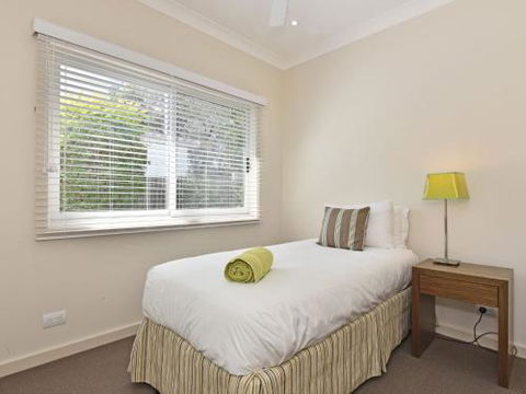 Wangi Lakehouse Renovated Lake Macquarie Lakefront Location - Tourism Cairns 5