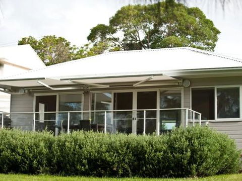 Wangi Lakehouse Renovated Lake Macquarie Lakefront Location - Tourism Cairns 3