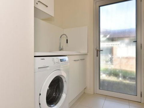 Wangi Lakehouse Renovated Lake Macquarie Lakefront Location - Tourism Cairns 4