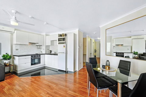 Heart Of Surfers Paradise 2BR Apt - Tourism Cairns 6