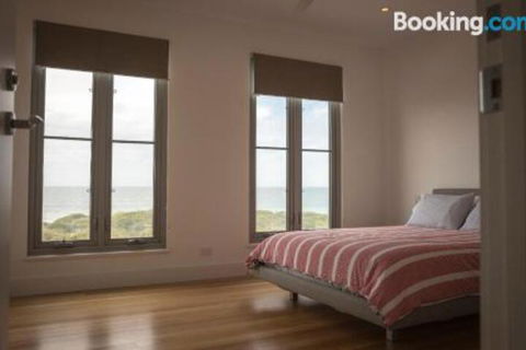 DEstrees Bay Beach House - Tourism Cairns 6