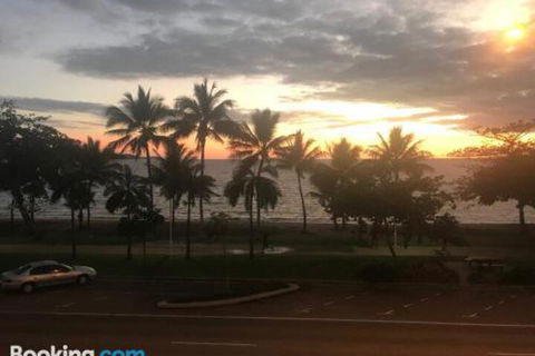 Townsville Strand Lighthouse Apartment 3 - Tourism Cairns 1