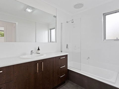 NORMANBY Coastal FREE WIFI & NETFLIX - Tourism Cairns 6