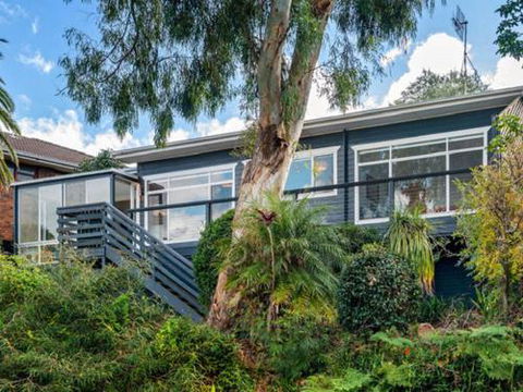 BOMBORA Gerroa 4pm Check Out Sundays - Tourism Cairns 5