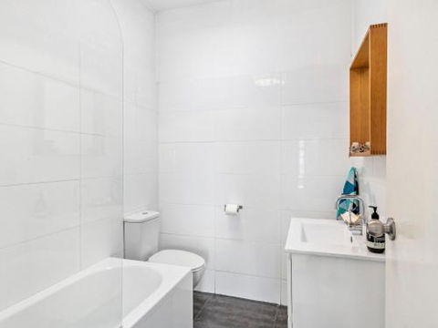 BOMBORA Gerroa 4pm Check Out Sundays - Tourism Cairns 6