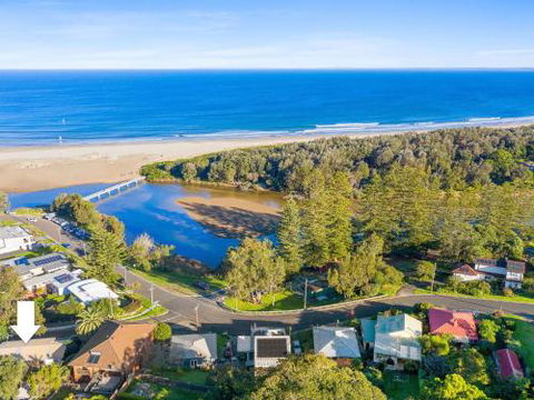 BOMBORA Gerroa 4pm Check Out Sundays - Tourism Cairns 1