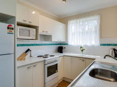 WIRANI On The WATER Sanctuary Point 4pm Check Out Sundays - Tourism Cairns 2