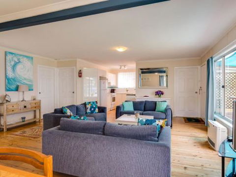 WIRANI On The WATER Sanctuary Point 4pm Check Out Sundays - Tourism Cairns 5