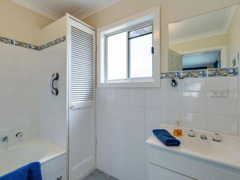 WIRANI On The WATER Sanctuary Point 4pm Check Out Sundays - Tourism Cairns 6