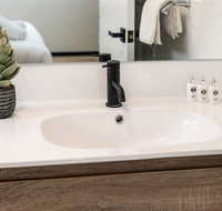 Contemporary 1BR Apartment - Near the City - Tourism Cairns