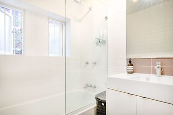 Picturesque Bellevue Hill 2BR Apt H452 - Tourism Cairns 3