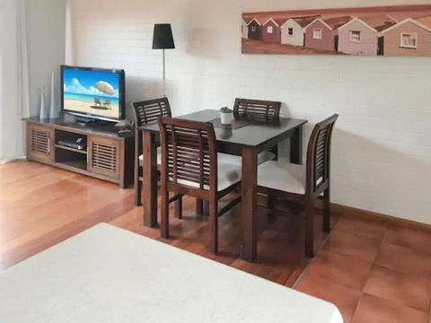 Home Near Shops & Beach - Tourism Cairns 3