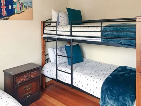 Home Near Shops & Beach - Tourism Cairns 5