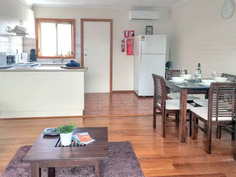 Home Near Shops & Beach - Tourism Cairns 5