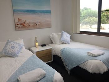 Wallis View Lakeside Family Retreat - Tourism Cairns 3