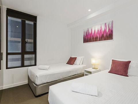 CHARLOTTE Manhatten Building Near Spencer St. & Southern Cross Station - Tourism Cairns 0