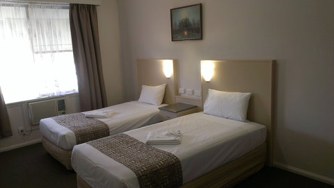 Lindy Lodge Motel - Tourism Cairns 1