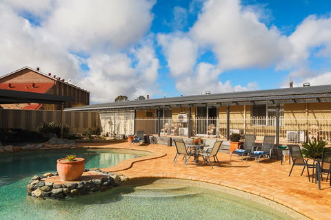 New England Motor Lodge - Tourism Cairns 1