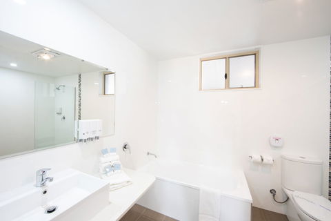 New England Motor Lodge - Tourism Cairns 4