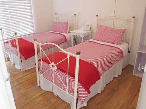 The Little Red Hen Bed & Breakfast - Tourism Cairns 0