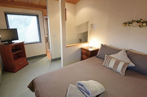 Falls Creek Country Club - Tourism Cairns 4