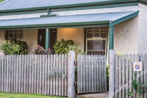 Georgies Cottage - Tourism Cairns 3