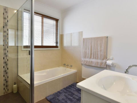 Kangaroo Cottage Cute Accom In Bushland Setting - Tourism Cairns 6