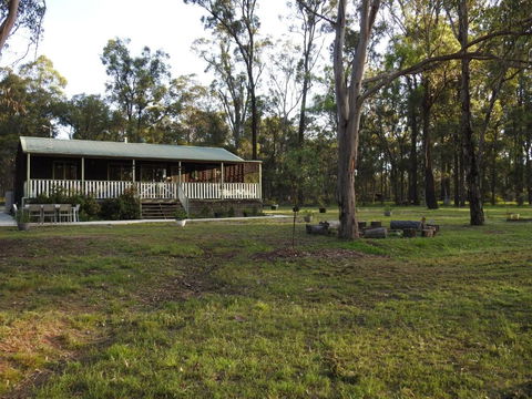 Kangaroo Cottage Cute Accom In Bushland Setting - Tourism Cairns 5