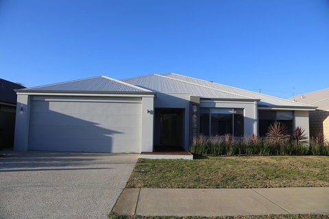 Rainbow Dream House PERTH Holiday Home - Tourism Cairns 0