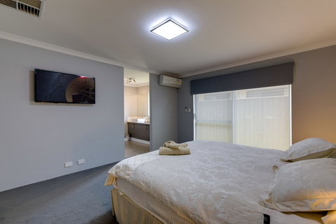 Rainbow Dream House PERTH Holiday Home - Tourism Cairns 2