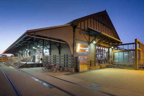 Honeysuckle Executive Suites - Tourism Cairns 6