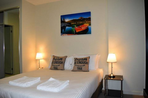 Melbourne SkyHigh Apartments - Tourism Cairns 4