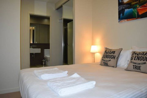 Melbourne SkyHigh Apartments - Tourism Cairns 1