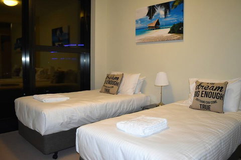 Melbourne SkyHigh Apartments - Tourism Cairns 3