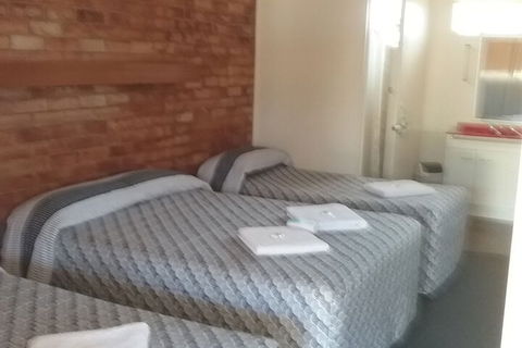 Avocado Motor Inn - Tourism Cairns 6