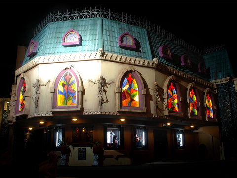 Dracula's Cabaret - Tourism Cairns 1