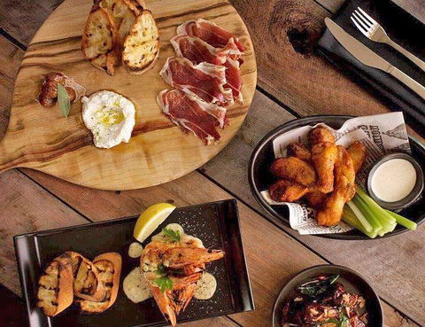 Clifford's Grill & Lounge - Tourism Cairns 6