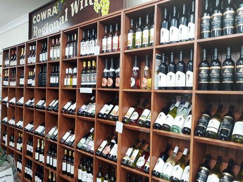 Cowra Visitor Information Centre Wine Selection - Tourism Cairns 0