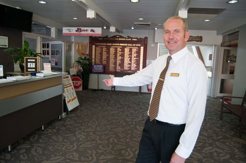 Narrandera Ex-Servicemen's Club - Tourism Cairns 1