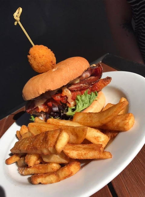 The Commercial Hotel - Tourism Cairns 0