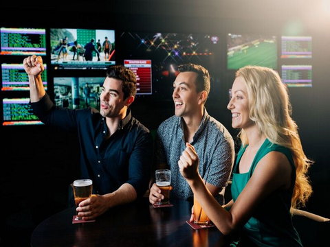 Steelers Leagues Club - Tourism Cairns 1