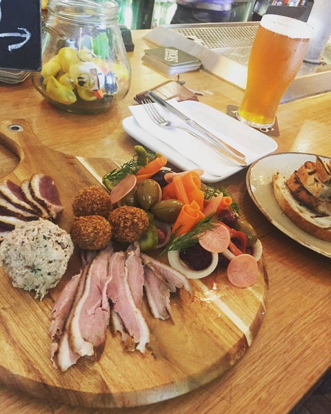 The Duck Inn Pub & Kitchen - Tourism Cairns 0