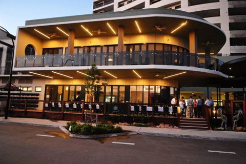 Q Bar & Brasserie On The Avenue - Tourism Cairns 1