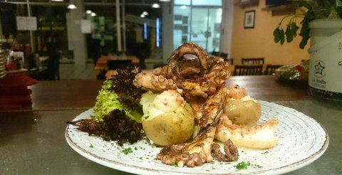 What's In The Pot? - Tourism Cairns 8