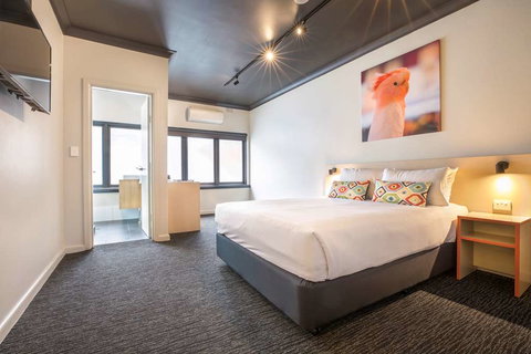 Nightcap at Chester Hill Hotel - Tourism Cairns 3